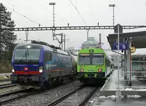 Sirupzug Aarberg-Anklam vom 14. Januar 2021, bespannt mit der Vectron 193 534, im Bahnhof Aarberg anlässlich einer Begegnung mit dem BLS RBDe 565 731.
Fotostandort Bahnübergang, Bildausschnitt Fotoshop.
Foto: Walter Ruetsch
 