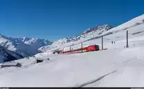 MGB HGe 4/4 II 107 mit Regio Andermatt - Disentis am 10. Januar 2021 zwischen Nätschen und Oberalppass.
