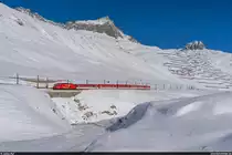 MGB HGe 4/4 II 104 mit Regio Disentis - Andermatt am 10. Januar 2021 zwischen Oberalppass und Nätschen.
