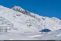 MGB HGe 4/4 II 103 mit Regio Disentis - Andermatt am 10. Januar 2021 zwischen Oberalppass und Nätschen.
