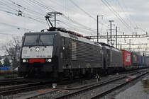 Doppeltraktion, mit den Loks 189 986-3 und 189 106-8 durchfährt den Bahnhof Pratteln. Die Aufnahme stammt vom 16.12.2020.