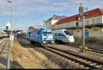 Vor rund 50 Minuten in Raguhn vorbeigefahren, jetzt vor einem defekten ICE-T in Dessau Hbf.
285 102-4 (92 88 0076 002-9 B-BTK) wird gleich 411 567-1 (Tz 1167  Traunstein ) von Gleis 2 Richtung Leipzig Hbf abschleppen.
Unterdessen läuft der Verkehr in nördlicher Richtung über Gleis 1, das gerade von einem anderen ICE-T befahren wird.

🧰 Eisenbahn-Bau- und Betriebsgesellschaft Pressnitztalbahn mbH (PRESS), eingestellt bei Bombardier Transportation GmbH, evtl. vermietet an DB Fernverkehr
🚩 Bahnstrecke Trebnitz–Leipzig (KBS 251)
🕓 5.12.2020 | 11:48 Uhr