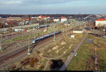 Ein 1442 (Bombardier Talent 2) verlässt Dessau Hbf auf Gleis 3.
Aufgenommen vom Räucherturm.

🧰 Elbe-Saale-Bahn (DB Regio Südost)
🚝 RE 16113 (RE13) Magdeburg Hbf–Leipzig Hbf
🚩 Bahnstrecke Trebnitz–Leipzig (KBS 251)
🕓 5.12.2020 | 12:11 Uhr