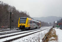 Bei leichtem Schneefall...
Der VT 504 (95 80 1648 104-5 D-HEB / 95 80 1648 604-4 D-HEB), ein Alstom Coradia LINT 41 der neuen Generation / neue Kopfform der HLB (Hessische Landesbahn GmbH), verlässt am 17.01.2021 bei leichtem Schneefall, als RB 96  Hellertalbahn  (Betzdorf - Herdorf - Neunkirchen - Haiger - Dillenburg), Umlauf 61779, den Bahnhof Herdorf. 