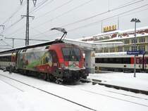 Winterimpressionen aus dem Bahnhof Singen (Hohentwiel)
ÖBB 1116 159-5 mit einem SBB Zug am 17.01.2021 kurz vor der Ausfahrt nach Stuttgart.
Im Hintergrund das Maggi Werk.