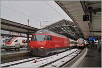 Die SBB Re 460 096 (UIC Re 460 9185 4 460 096-1 CH-SBB) wartetet mit ihrem aus EW IV formierten IC 1 723 in Lausanne auf die Abfahrt nach St.Gallen. Baustellen bedingt (Léman 2030) ist heute Lausanne statt Genève Aéroport die Zugsausgangsstation. 

17. Januar 2021