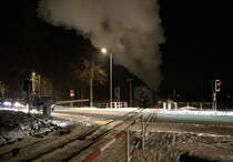 Nachschuß auf den Abendpersonenzug am BÜ Moritzburg.17.01.2021  18:05 Uhr.