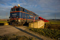Nach die  Bild-Administratoren  das beste Bild der Serie leider abgelehnt haben, hier das zweitbeste. 2143.062 drückt gerade die Wagen zurück in Richtung Umspannwerk Stetten. Ein Zug auf dieser Anschlussbahn ist absolute Rarität, noch dazu bei sonnigem Winterwetter. Über die Brücke, über die gerade die Lokomotive fährt, führt auch ein Fahrradweg. (30.12.2020)