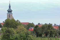 Sonnige Momente war bei der Sonderfahrt auf den Strecken des Großscvhweinbarther Kreuzes selten. Vor der Kulisse der Pillichsdorfer Kirche ist nur die Front der 2143.070 zu sehen. (06.09.2020)