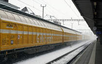 Auch in der Schweiz werden in Zukunft weniger Postzüge verkehren infolge Verlagerungen auf die Strasse.
Umsomehr freue ich mich über den seltenen und langen Postzug mit der Re 421 371-5, der mir in Solothurn Hauptbahnhof am kalten und trüben 15. Januar 2021 per Zufall vor die Linse fuhr.
Leider ist die ehemalige Münchnerin im nicht alltäglichen Schneegestöber nicht erkennbar.
Foto: Walter Ruetsch