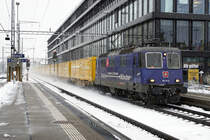 Auch in der Schweiz werden in Zukunft weniger Postzüge verkehren infolge Verlagerungen auf die Strasse.
Umsomehr freue ich mich über den seltenen und langen Postzug mit der Re 421 371-5, der mir in Solothurn Hauptbahnhof am kalten und trüben 15. Januar 2021 per Zufall vor die Linse fuhr.
Foto: Walter Ruetsch