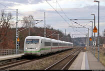 808 036-8 (Tz 236  Jüterbog ) durchfährt den Hp Jeber-Bergfrieden auf Gleis 2.

🧰 DB Fernverkehr
🚝 ICE 797 (Linie 13) Berlin Hbf (tief)–Leipzig Hbf
🚩 Bahnstrecke Wiesenburg–Roßlau (KBS 207)
🕓 5.12.2020 | 13:39 Uhr