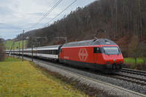 Re 460 009-4 fährt Richtung Bahnhof Gelterkinden. Die Aufnahme stammt vom 22.12.2020.