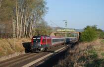 Selten war, dass ein Railjet-Taurus sich nach Siegen verirrte. Obwohl ein roter Stier sicherlich farblich die vorteilhaftere Version abgegeben hätte, kam mir die Railjet 1116 224 am 24.4.2010 durchaus gelegen.Aufnahme nahe Ostheim bei Butzbach. 