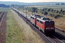 Die Feldwegbrücke bei Niedermörlen ist ein attraktiver Fotostandpunkt zwischen Butzbach und Bad Nauheim. Im April 2006 ist 140 854 mit einer Schwester vor einem Zug mit Gleisjochen dort unterwegs.