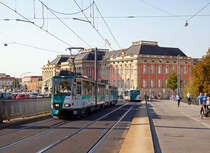 ViP 153 und 253 zwei gekoppelte Tatra KT4D-MCG Einrichtungs-Kurzgelenktriebwagen der Verkehrsbetrieb Potsdam GmbH fahren am 19.09.2018, als Linie 93 nach Bhf Rehbrücke, über die Lange Brücke in Potsdam in Richtung Hauptbahnhof. Im Hintergrund das Potsdamer Stadtschloss, Sitz des Landtags Brandenburg.