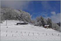 Der CEV MVR SURF ABeh 2/6 7505 ist kurz vor Fayaux als Regionalzug 1432 Les Pléiades - Vevey auf Talfahrt und fährt, nach dem es nach dem gestrigen Schneefall etwas auflockert hat, eine bezaubernde Winterlandschaft. 

18. Januar 2021