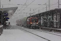 14.01.2021 die ersten Spotterbilder des Jahres 2021 und dann solch ein Schneetreiben. Kaum zu erkennen ist 1116 085-5 im Bahnhof Dornbirn. 