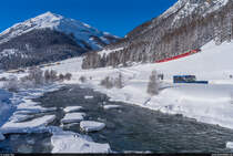 RhB Ge 4/4 II 617 mit Regio Pontresina - Scuol-Tarasp am 16. Januar 2021 bei Madulain.