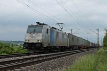 Mit dem DGS 40076 (Novara Boschetto - Genk Haven) fuhr am Nachmittag des 14.05.2020 die Rpool/LINEAS E 186 183-0 nördlich von Hügelheim durchs Markgräflerland in Richtung Freiburg (Breisgau).