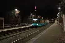 VGF Bombardier Flexity Swift U5-25 Wagen 681 am 16.01.21 als U1 in Frankfurt Niddpark als Langzeitbelichtung