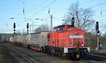 DB Cargo AG (D) mit  298 327-8  [NVR-Nummer: 98 80 3298 327-8 D-DB] und einigen Taschenwagen bei einer Übergabefahrt am 21.01.21 Bf. Saarmund.