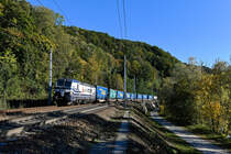 Das Unternehmen VTG Retrack setzt Vectron Maschinen des Vermieters Railpool ein. Kürzlich haben einige Loks eine in meinen Augen sehr gefällige und elegante Folierung in weiß und metallic-blau erhalten. Auch bei diesem Unternehmen weist man auf die verbindende Wirkung der erbrachten Dienstleistungen hin. Am 04. Oktober 2020 konnte ich die entsprechend gestaltete 193 825 vor dem an Sonntagen verkehrenden DGS 41936 von Wels Vbf CCT nach Neuss Gbf zwischen Wernstein und Passau fotografieren. Der Zug war glücklicherweise im herbstlichen Licht- und Schattenspiel gut ausgeleuchtet.