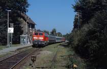 Eine interessante Farbvielfalt bietet 216 102 mit einer RB nach Korbach im Bahnhof Mengeringhausen im September 1999. 1998 wurde das Teilstück Volkmarsen - Korbach nach Stillegung 1987 wieder reaktiviert.
