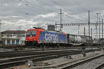 Re 484 016-1 durchfährt den Bahnhof Pratteln. Die Aufnahme stammt vom 13.01.2021.