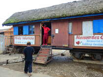 Umfunktionierter Bahnwagon auf dem Bahnhofsvorplatz von Fianarantsoa (Madagaskar) Foto am 21.11.2018. 