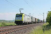 Mit dem DGS 43558 (Gallarate - Geleen Lutterade) fuhr am Nachmittag des 19.05.2020 die ITL/CCW 186 155-8 nördlich von Hügelheim über die KBS 702 durchs Rheintal in Richtung Buggingen.