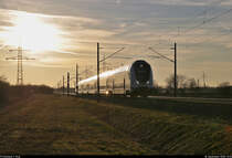 Aus dem Sonnenlicht kommt dieser IC2 mit dem Steuerwagen DBpbzfa 668.2 und 146 560-8 als Schublok und wurde dabei in Braschwitz festgehalten.

🧰 DB Fernverkehr
🚝 IC 2442 (Linie 55) Dresden Hbf–Köln Hbf
🚩 Bahnstrecke Magdeburg–Leipzig (KBS 340)
🕓 18.12.2020 | 15:13 Uhr