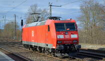 DB Cargo AG [D] mit  185 004-9  [NVR-Nummer: 91 80 6185 004-9 D-DB] am 21.01.20 Durchfahrt Bf. Saarmund.