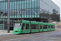 Be 6/8 Combino 325, auf der Linie 2, fährt zur Haltestelle Messeplatz. Die Aufnahme stammt vom 19.01.2021.