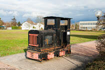 Diese kleine Gmeinder steht in Ketsch auf einem Parkplatz der Firma Keilbach. Aufgenommen am 24.01.2021
Leider nur noch ein Schild vorhanden.
Feldbahnfabrik Breidenbach & Co Mannheim-Neckarau
Masch.No 3559/1941