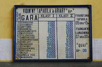 Preisliste in der Schalterhalle des Bahnhofs Fianarantsoa auf Madagaskar. Die Aufnahme entstand am 21.11.2018. Die Preise sind in der Landeswährung Ariary. Der Wechselkurs zu Reisezeitraum (Nov. 2018) betrug: 1,00 € = 3.890 Ariary.