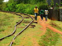 Südliche Ausfahrt aus Antsirabe auf Madagaskar. Die Strecke in Richtung Süden ist stillgelegt. Steckenverlauf vermutlich ehemals von Antsirabe nach Manandona und weiter nach Ambositra? Das Bild spiegelt den Zustand der Bahn auf Madagaskar wieder. Zum Reisezeitpunkt im November 2018 waren nur noch sehr sporadisch Züge auf Madagaskar unterwegs. Das Foto wurde am 18.11.2018 aufgenommen.
