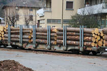 Der RhB Rungenwagen 7606 steht voll beladen am 24.02.2019 im Bahnhof Tirano.