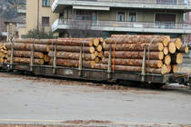 Der RhB Rungenwagen 8271 steht voll beladen am 24.02.2019 im Bahnhof Tirano.