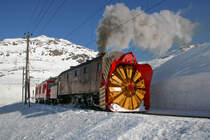 Die RhB Dampfschneeschleuder Xrot 8213 wird am 24.02.2019 von der Gem 802 in den Bahnhof Ospizio Bernina geschoben.