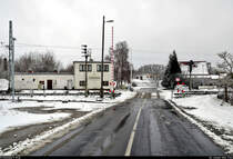 Ansichten der Blockstelle (Bk) Zscherben kurz vorm Baustart
Mit Blick auf den Bahnübergang (Bü) auf der Teutschenthaler Straße wird das Gleisbildstellwerk leider durch einige Masten verdeckt, die aber durchaus ihren Reiz haben. Wie viele nach den Arbeiten in dieser Form noch stehen, wird sich zeigen. Im Zuge leit- und sicherungstechnischer Anpassungen zwischen Angersdorf und Teutschenthal vom 16.1. bis zum 10.4.2021 werden beispielsweise die beiden Blocksignale er- und versetzt.

🚩 Bahnstrecke Halle–Hann. Münden (KBS 590)
🕓 3.1.2021 | 11:53 Uhr