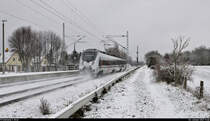 Das Jahr fing direkt winterlich an. Dadurch wurde der wegen Umleitern so oder so geplante Ausflug nach Zscherben umso motivreicher.
9442 602 (Bombardier Talent 2) wirbelt neben Bahnsteig 1 ordentlich Neuschnee auf und wurde im Nachschuss festgehalten.

🧰 Abellio Rail Mitteldeutschland GmbH
🚝 RE 74729 (RE8) Sangerhausen–Halle(Saale)Hbf
🚩 Bahnstrecke Halle–Hann. Münden (KBS 590)
🕓 3.1.2021 | 11:46 Uhr