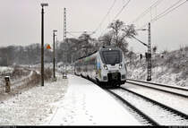9442 112 (Bombardier Talent 2), mit Werbung für die Harzer Schmalspurbahnen GmbH (HSB), erreicht bei Schneefall den Hp Zscherben auf Gleis 2.

🧰 Abellio Rail Mitteldeutschland GmbH
🚝 RB 74775 (RB75) Lutherstadt Eisleben–Halle(Saale)Hbf
🚩 Bahnstrecke Halle–Hann. Münden (KBS 590)
🕓 3.1.2021 | 12:12 Uhr