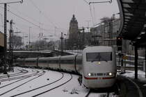 ICE 1020 musste witterungsbedingt zwischen Wuppertal-Vohwinkel und Hbf das S-Bahn-Gleis benutzen und schlängelt sich zurück ins Ferngleis. 401 072, Wuppertal Hbf, 24.1.21.