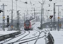 423 042-1 kommt am 07.02.2021 als S 11 von Bergisch-Gladbach nach Düsseldorf Flughafen Terminal im Neusser Hauptbahnhof an