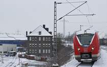 Von Weitem sah es aus, als hätte der 1440 820-7 eine neue Frontlackierung erhalten, aber es handelte sich nur um festgefrorenen Schnee (Neuss Am Kaiser, 07.02.2021)