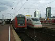 Dosto Steuerwagen vom RE 1 Hamm - Aachen neben ICE 2 bei der
Ausfahrt aus Dortmund Hbf.