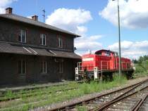 Am 30.05.2007 steht 294 716 vor dem bahnhofsgeb�ude in Hirschau. (Strecke Amberg-Schnaittenbach)