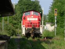 Am 01.06.2007 h�lt 294 716 vor dem Bahn�bergang in Hirschau um den Rangierer abzusetzten damit der die Schranken runter l�sst und nach �berqueren des B� die Weiche umstellt, dass die 294 einige Wagen aus dem Gleis 2 holen kann! (Strecke Amberg-Schnaittenbach)