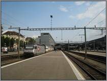 Bahnhof Luzern am 18.07.2007. An Gleis 4 wartet der IR nach Z�rich mit 460 100.